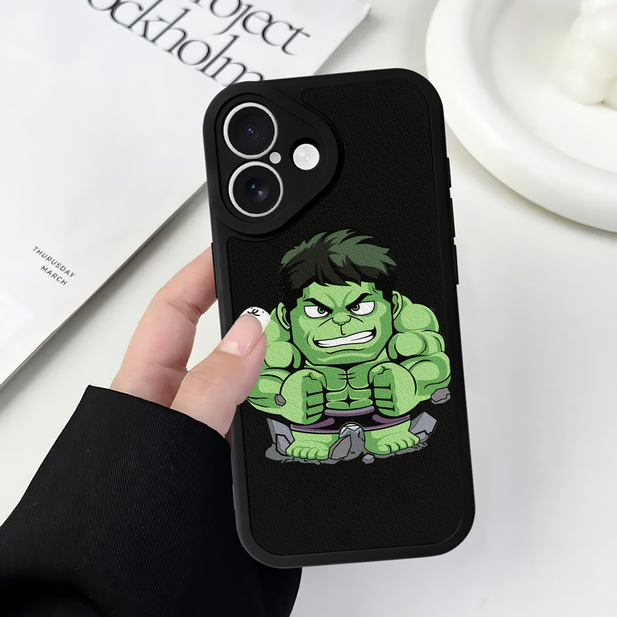 （画像用） アベンジャーズ The Avengers 【iPhone 16シリーズ対応】シリコンスマホケース（レザー調） 材質：シリコン